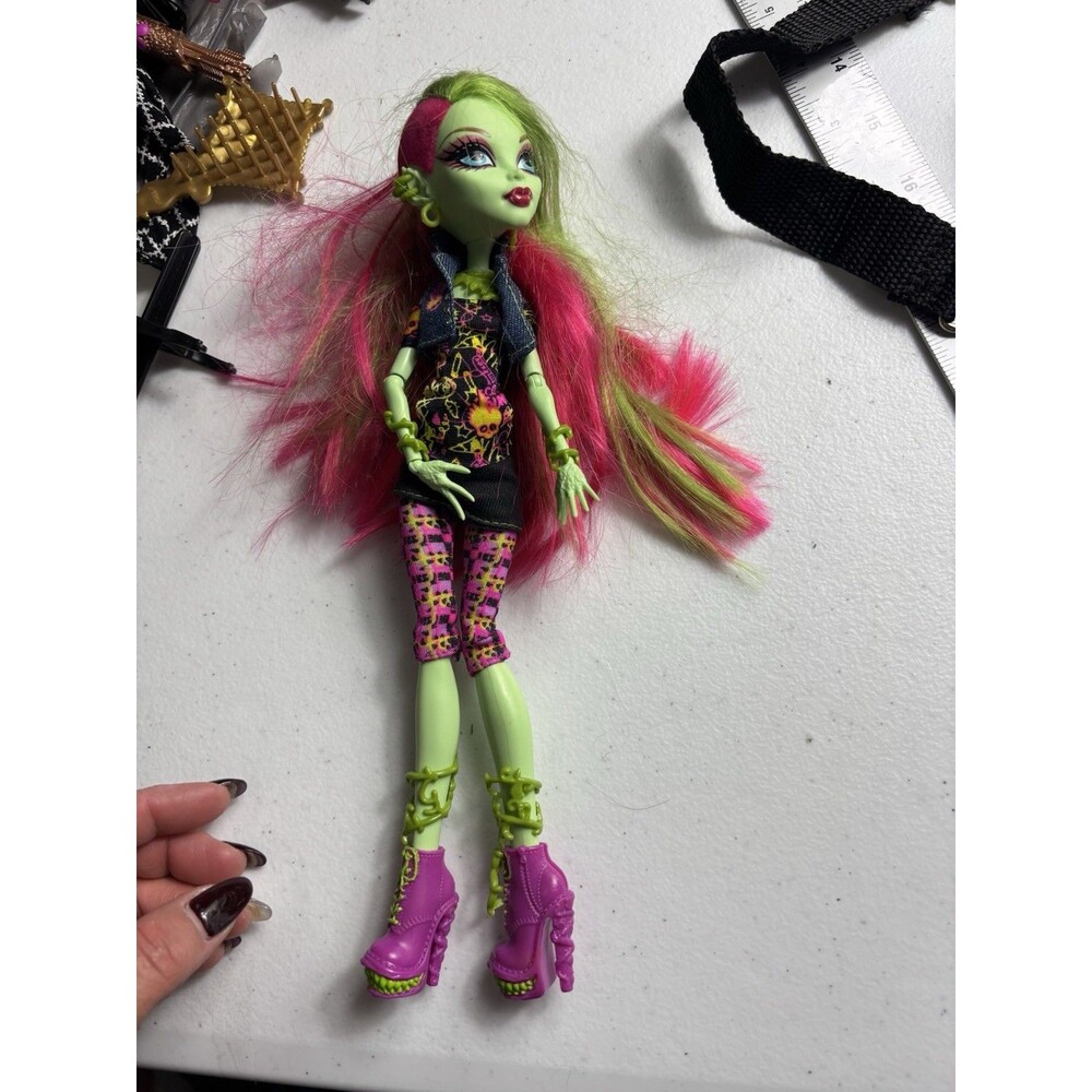 Monster High First Wave Venus McFlyTrap Doll G1 with stand